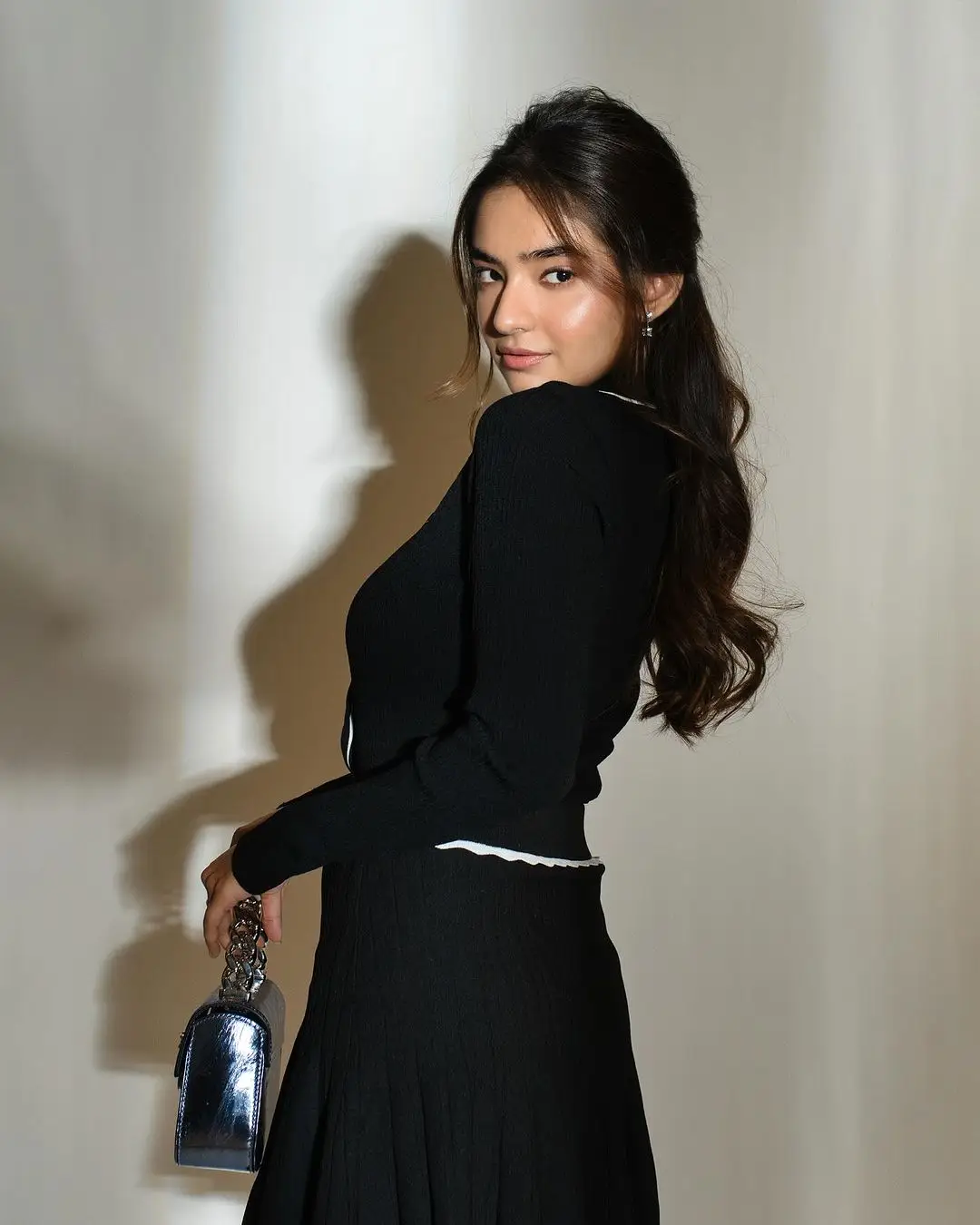 INDIAN ACTRESS ANUSHKA SEN PHOTOSHOOT IN BLACK SKIRT 13